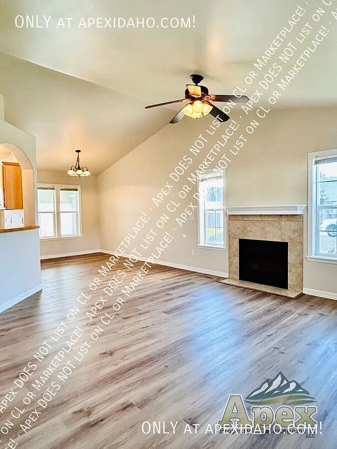 (Coming Soon!) Spacious 3-Bedroom Home with Vaulted Ceilings & Prime Location Near St. Luke's — Photo 4