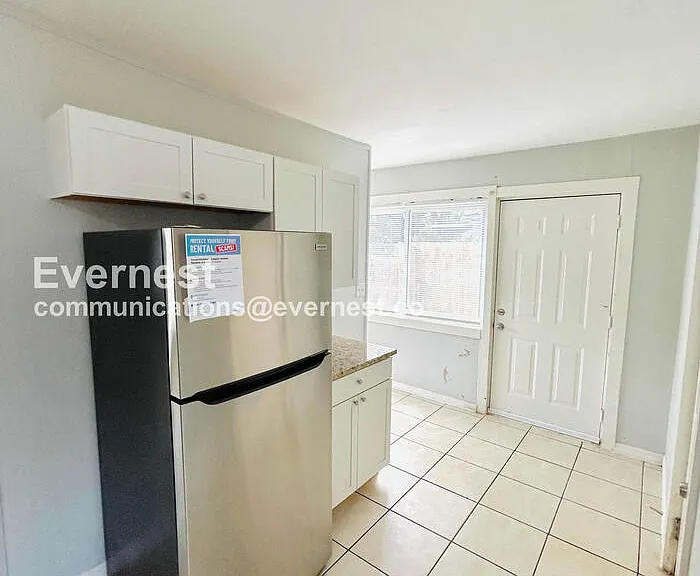 3019 W Meadow St — Photo 5