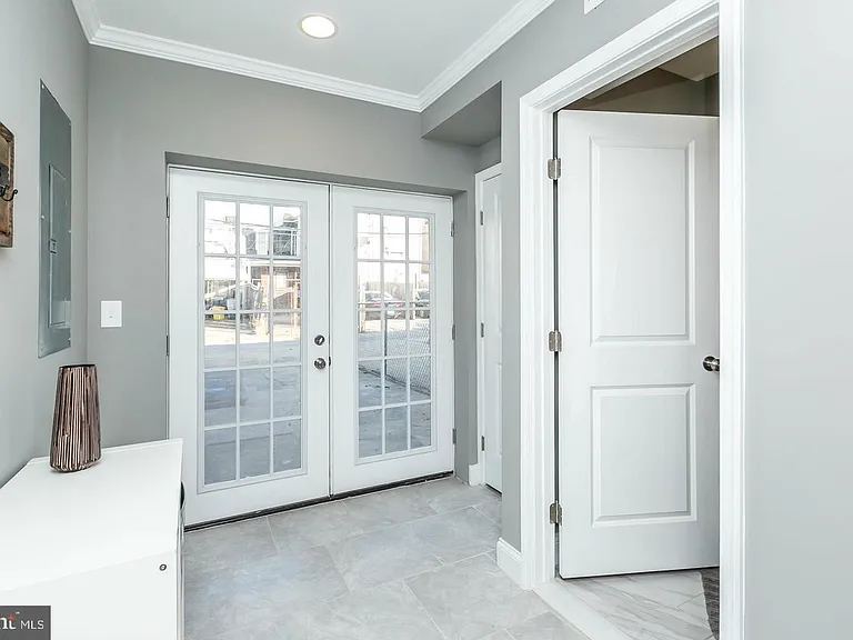 1505 Clarkson St — Photo 9
