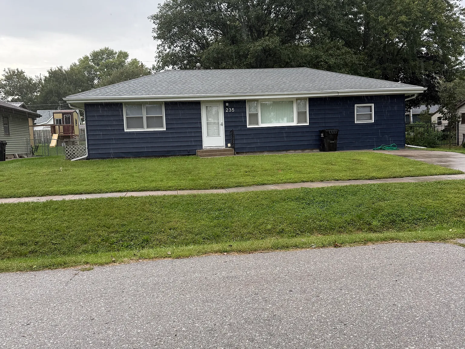 3 bed, 1.5 bath, 1176 sqft, $1,350 — Photo 1