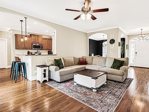 5th image of 327 Trollinger St