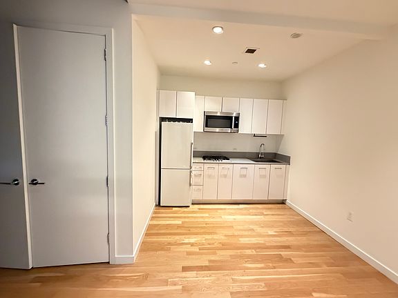 3rd image of 2222 Jackson Ave #516