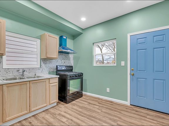 5th image of 4676 Victoria Ave