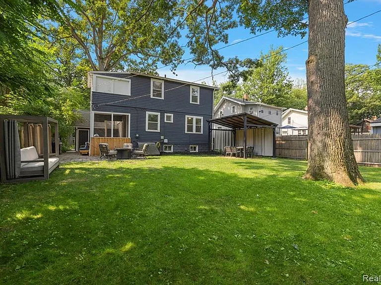 529 Hawthorn Ave — Photo 12