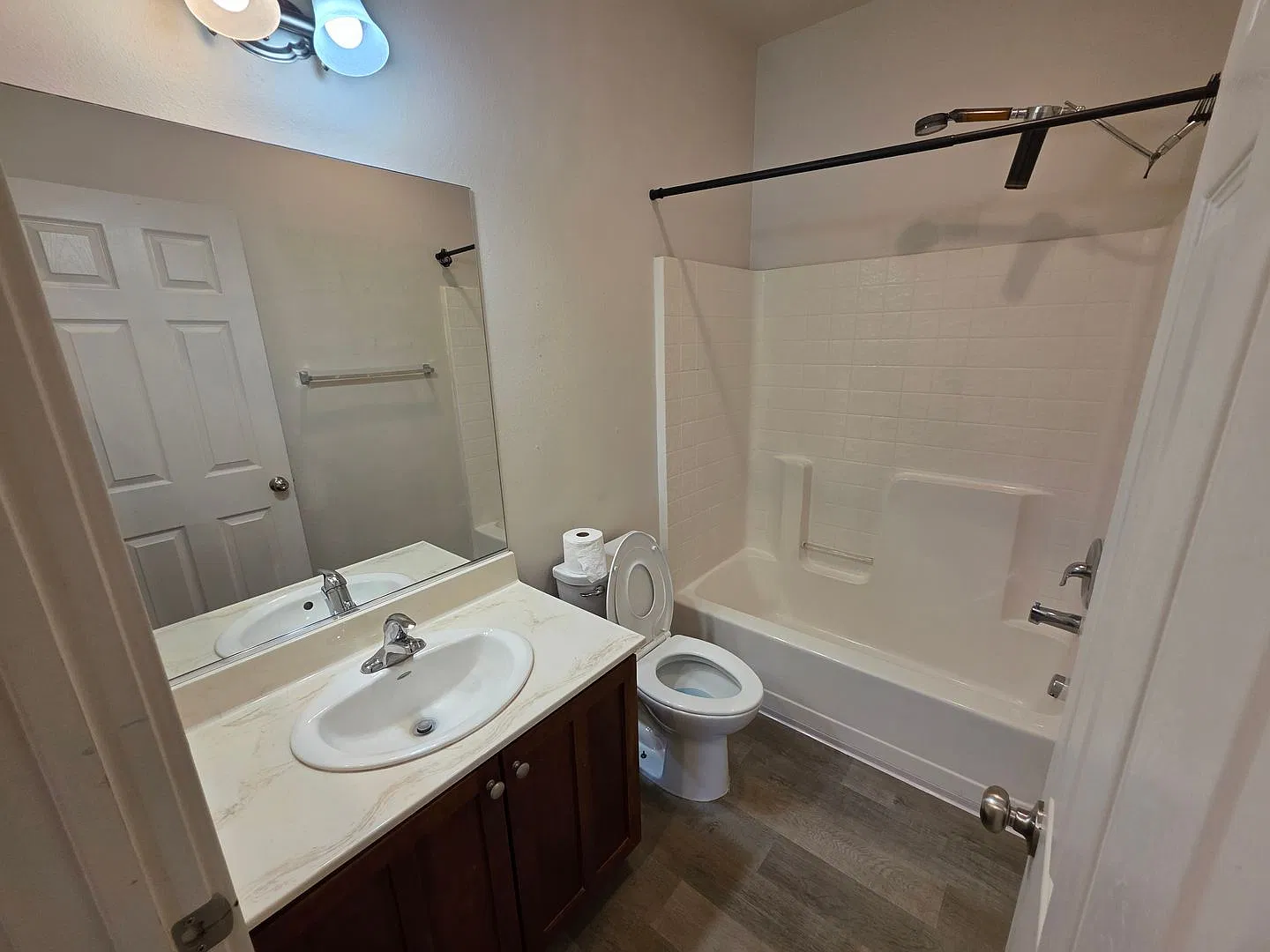 Large 3 bedroom 2 bathroom 3 car garage. — Photo 3