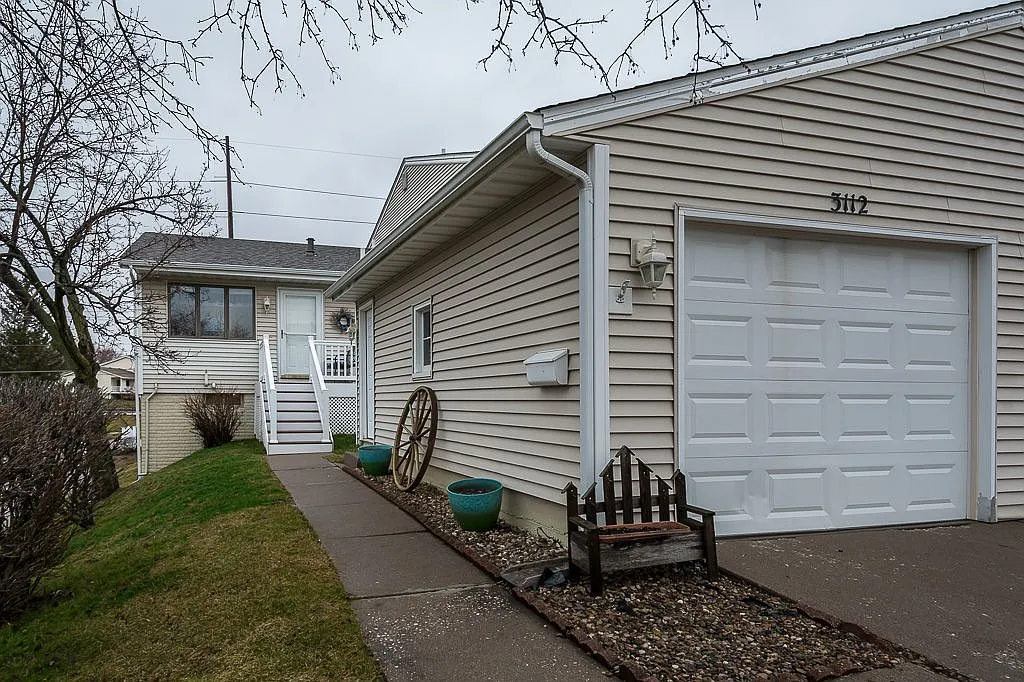 3112 Maplewood Dr photo 1