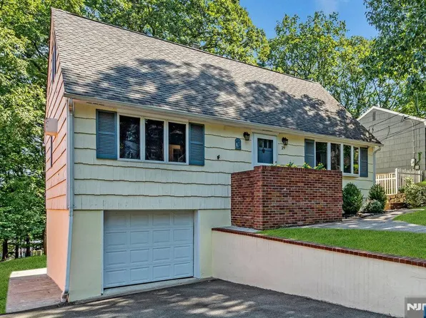 29 Manito Ave, Oakland, NJ 07436