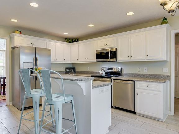 3rd image of 208 Archdale Dr