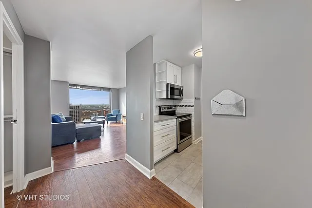 Building Photo - 4343 N Clarendon Ave #2211
