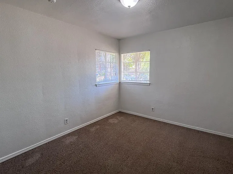 2905 E Lamona Ave — Photo 17