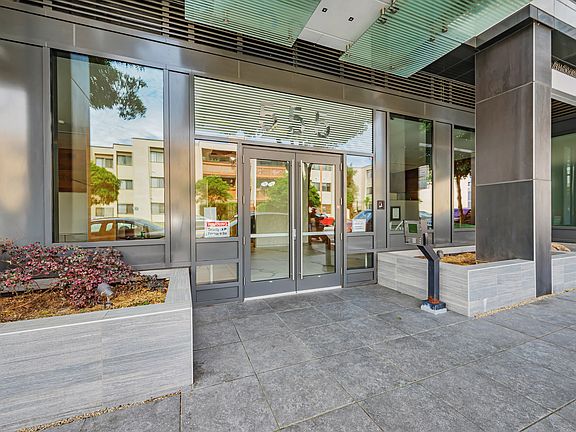 4th image of 555 Fulton St