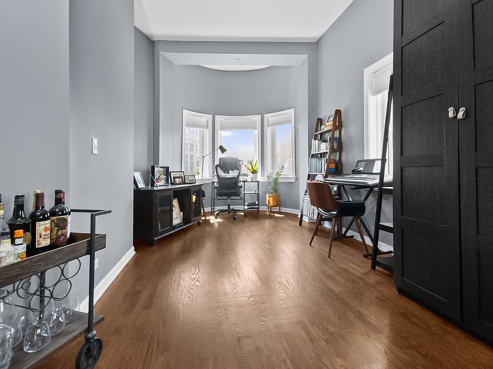 2nd image of 3325 N Lincoln Ave APT 304
