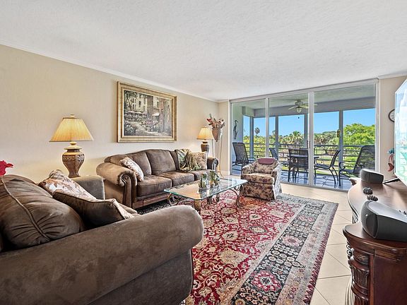 3rd image of 3960 Oaks Clubhouse Drive #403