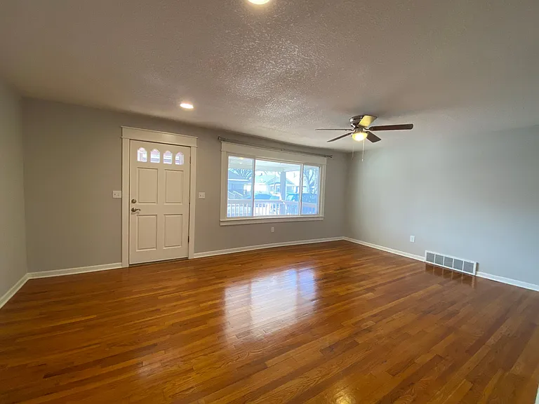 2109 Clay St — Photo 3