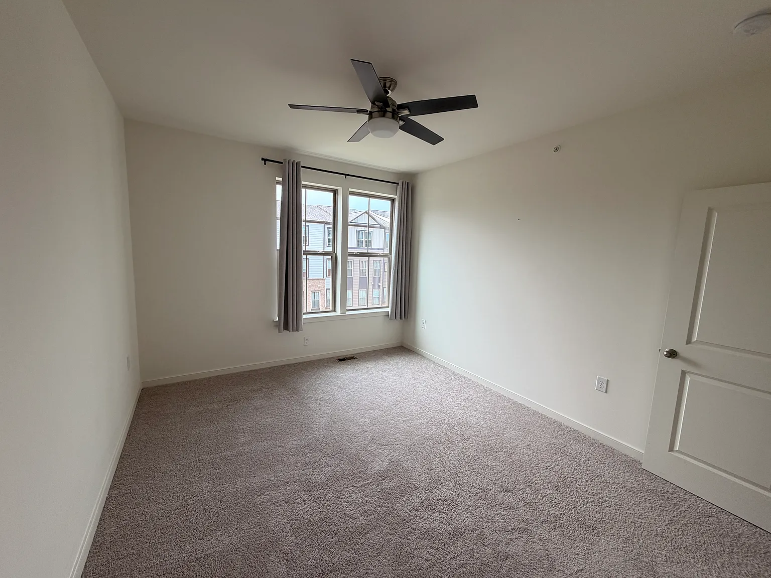 3 bed, 2.5 bath, 2470 sqft, $950 — Photo 3