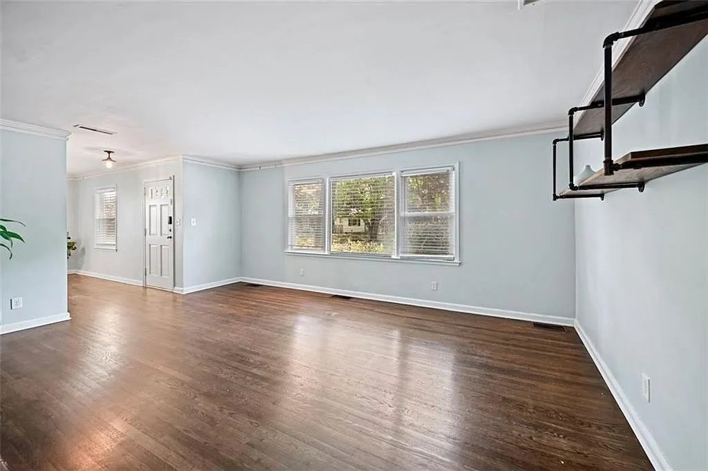 3 bed, 1.5 bath, 1744 sqft, $2,400 — Photo 4