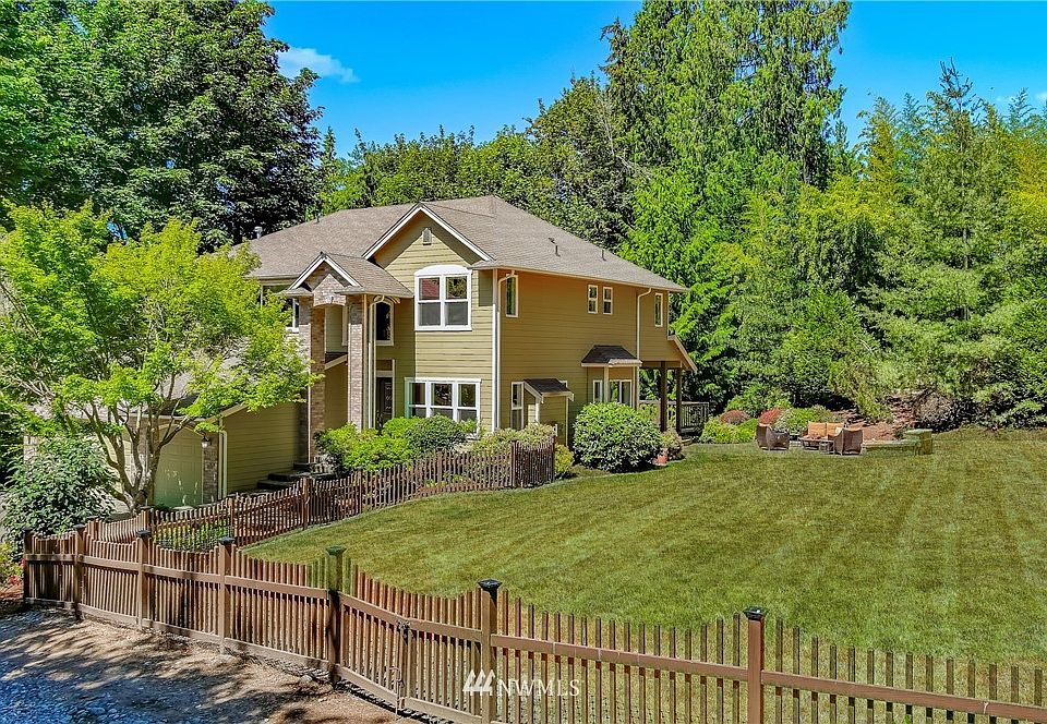 Welcome to Tuscan Estates in Woodinville, a small enclave of 6 Homes on horse acre lots close to shopping and great schools. 