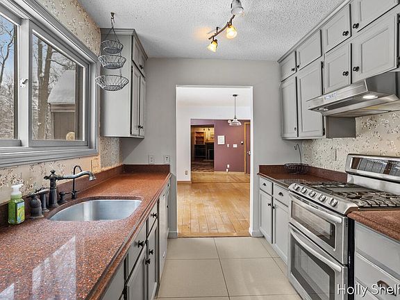 2nd image of 903 Cram Ln