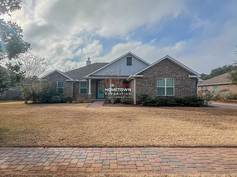 1467 W Shores Blvd — Photo 1