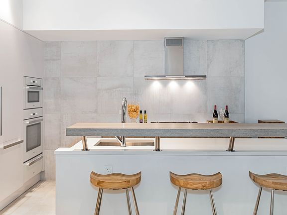 4th image of 231 W 26th St #Penthouse