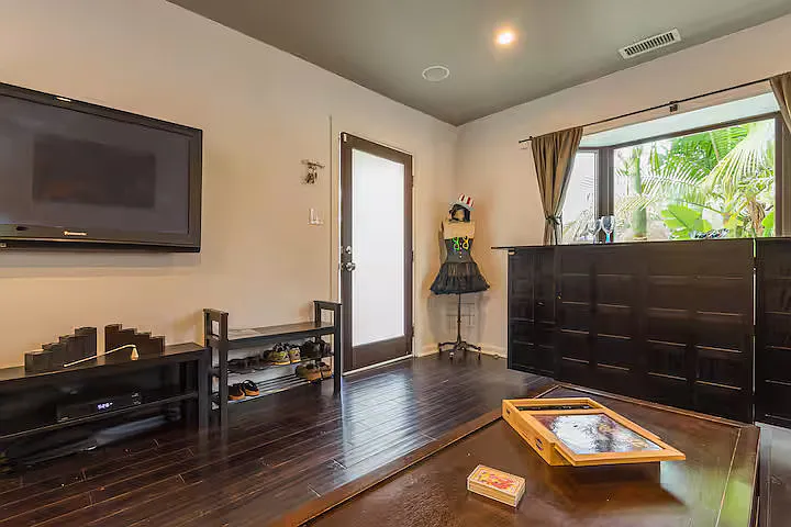 2 bed, 1.5 bath, 942 sqft, $5,595 — Photo 3