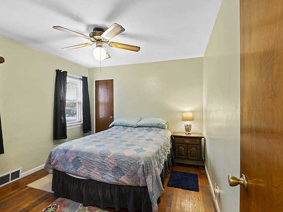 5th image of 9436 Richmond St