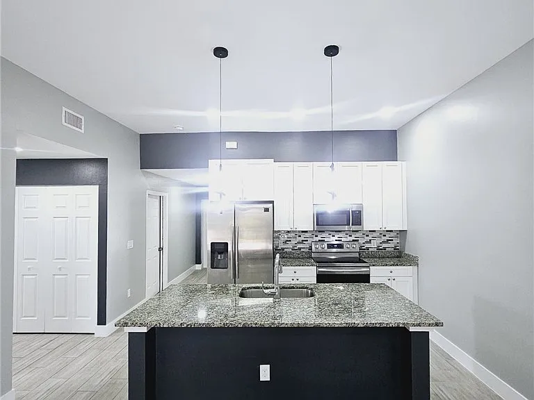 606 SW 8th Pl — Photo 4