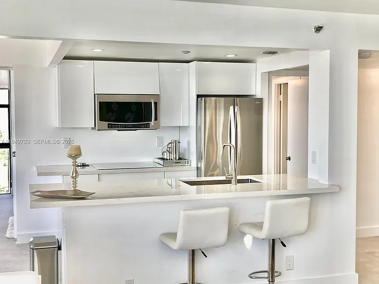 2555 Collins Ave #Penthouse 214 — Photo 5