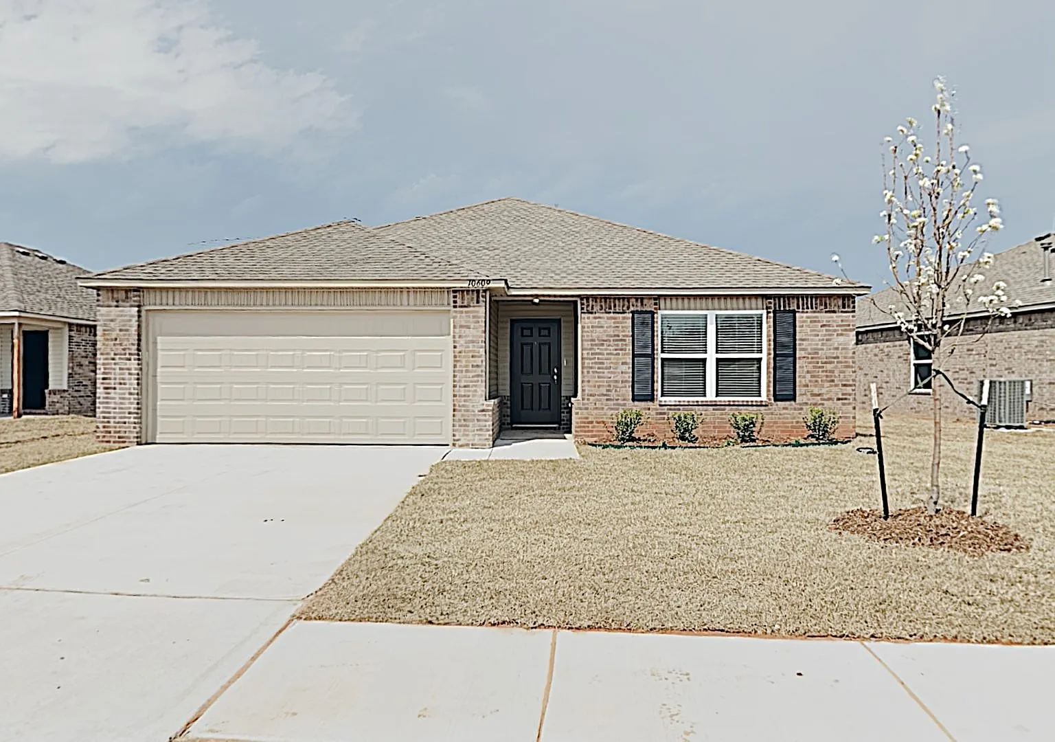 Very Nice 3 Bedroom 2 Bath Home in Mustang Schools — Photo 1