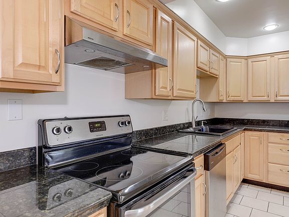 5th image of 1403 Hawthorne Dr