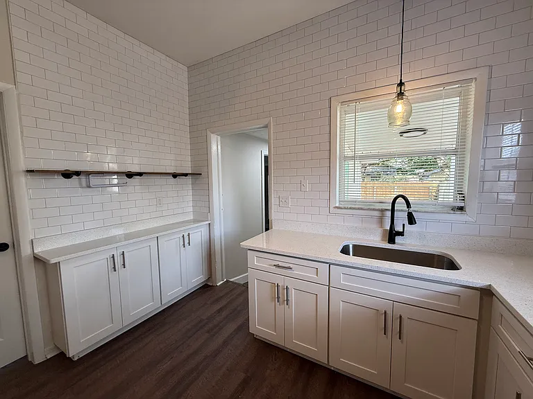 6916 N Central Ave — Photo 12