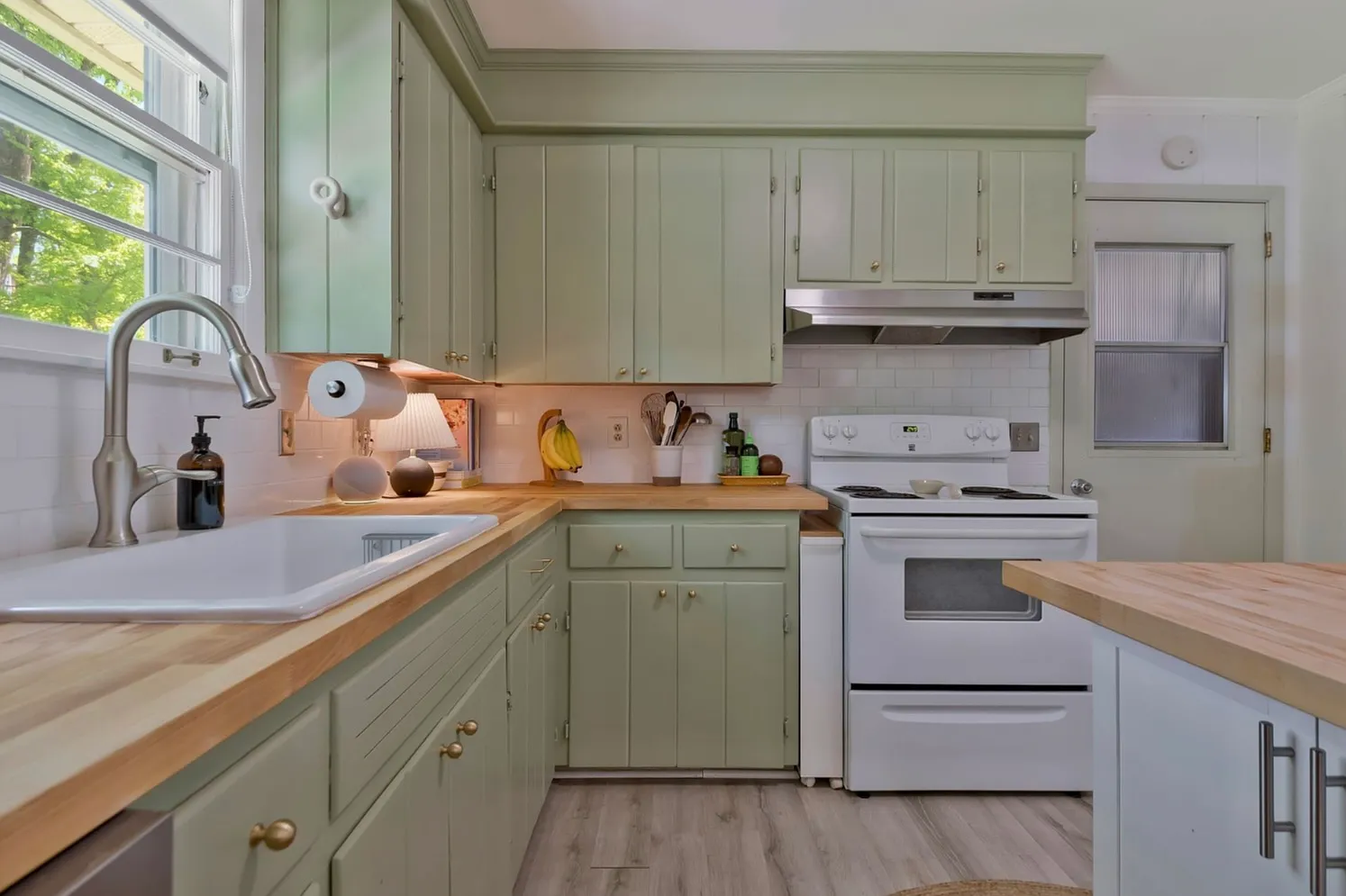 3 bed, 1.5 bath, 1113 sqft, $2,350 — Photo 3