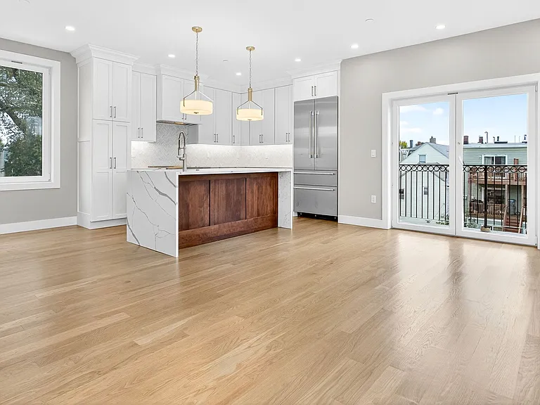 551 E 7th St #3 — Photo 6