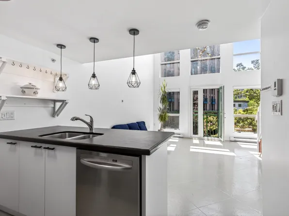 1 Cordova St E #309, Vancouver, BC V6A 4H3