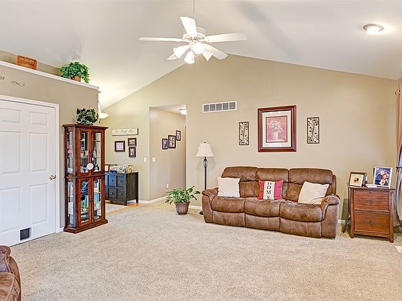 3rd image of 3105 Derby Ln