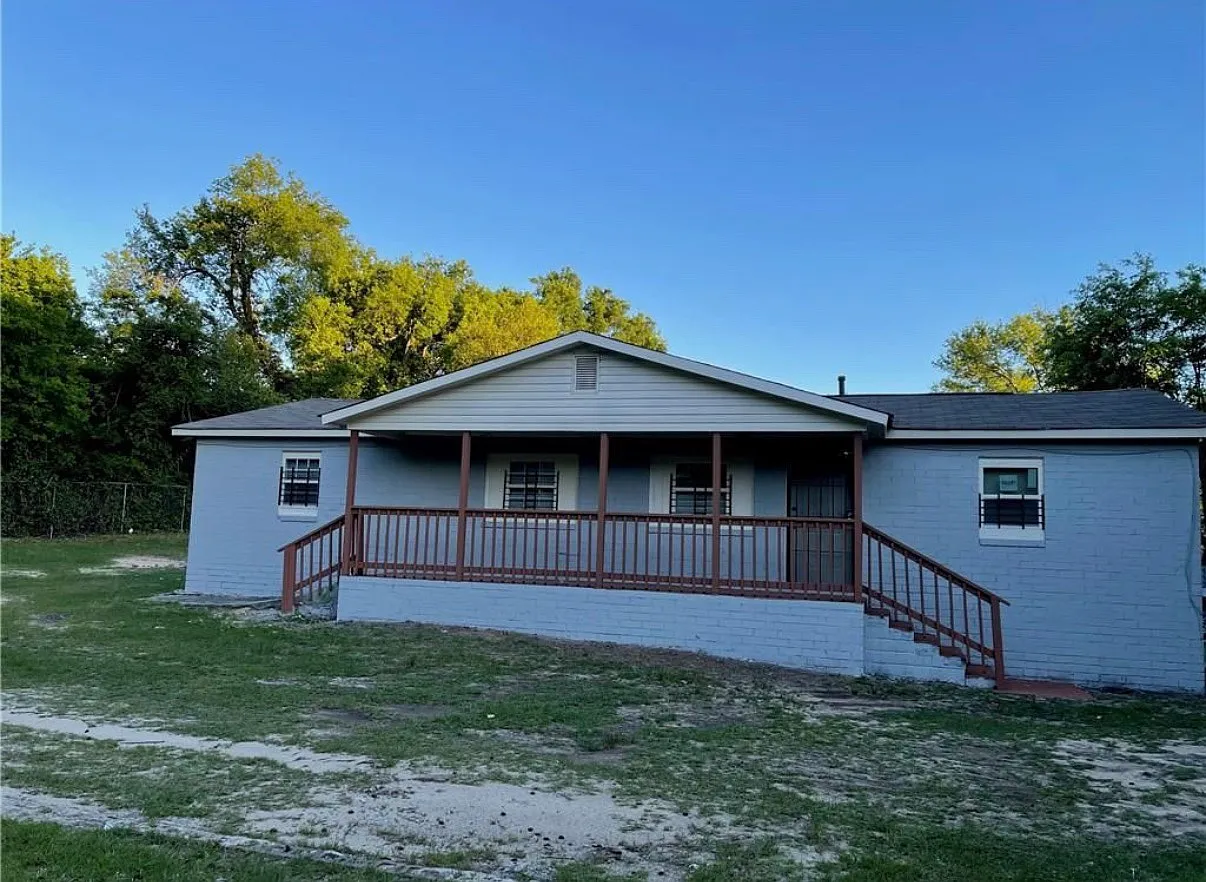 4 bed, 1000 sqft, $1,200 — Photo 1