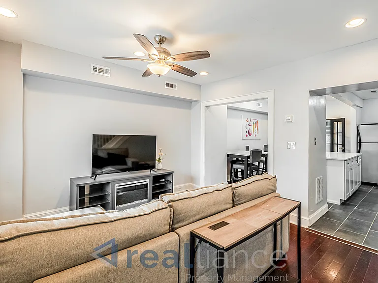 2302 E St NE — Photo 4