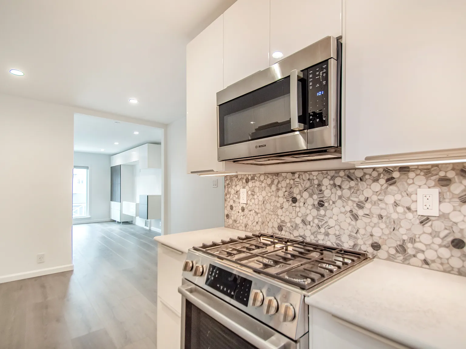 2 bed, 1.0 bath, 910 sqft, $5,495 — Photo 4