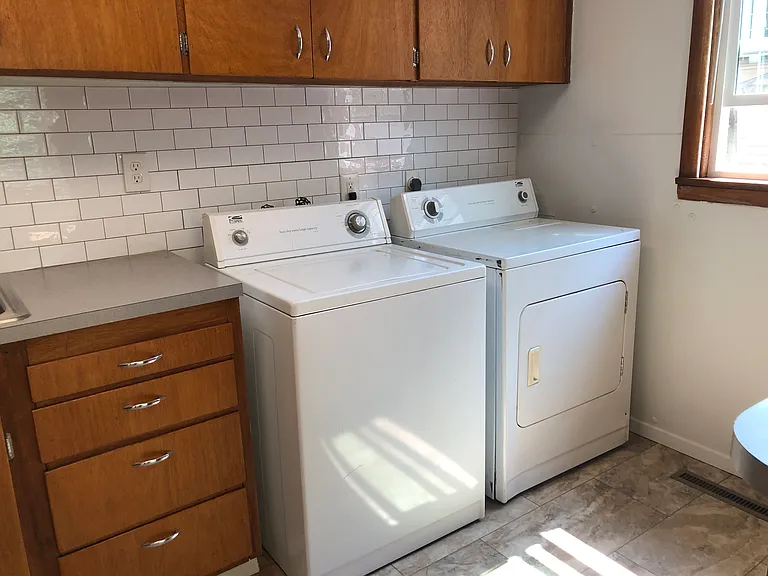 610 NE Gray Ln — Photo 6