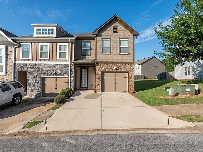 2392 Belmont Pl — Photo 1