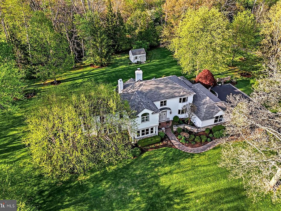 1st image of 435 Lantern Ln