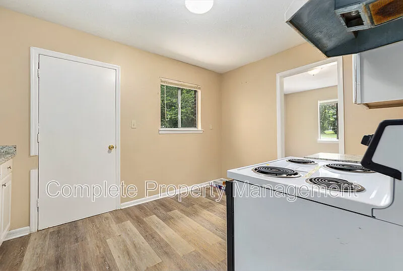 3 bed, 1.0 bath, 1133 sqft, $1,200 — Photo 4
