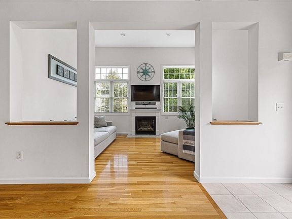 4th image of 106 Lordvale Blvd Unit 106