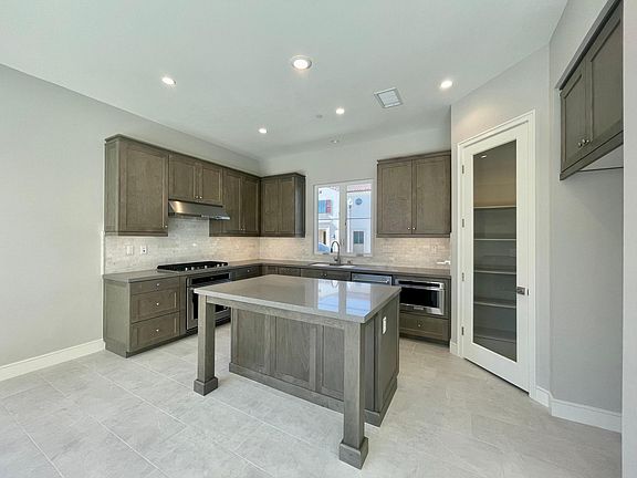 5th image of 106 Lomita