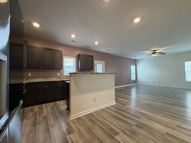 302 E Franck St — Photo 7