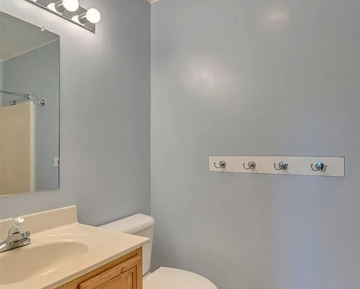 914 Locust Ln — Photo 9
