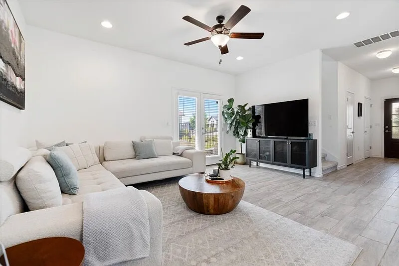 4 bed, 3.0 bath, 2617 sqft, $2,795 — Photo 3