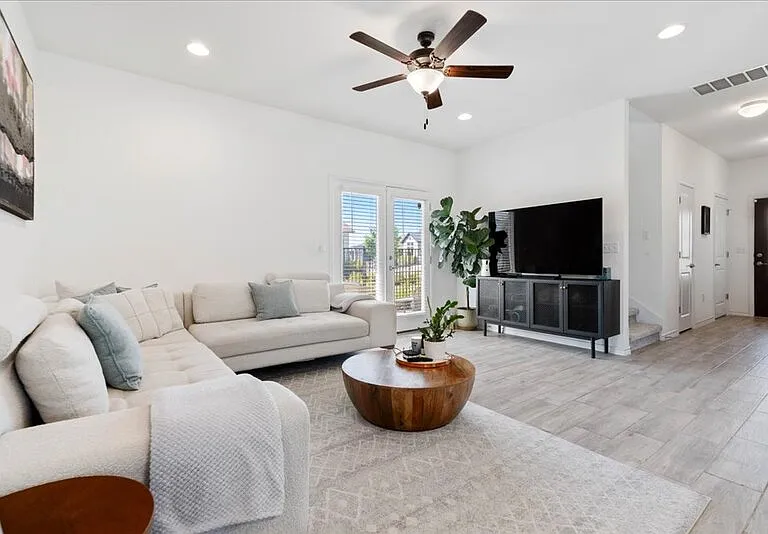 9015 Looksee Ln — Photo 3
