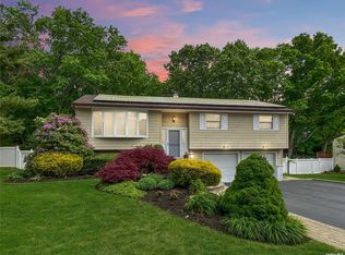 118 Morewood Dr, Smithtown, NY 11787