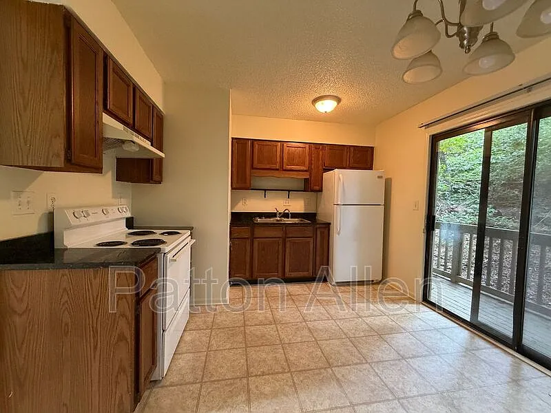 2 bed, 1.0 bath, 720 sqft, $1,350 — Photo 3